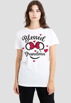Weißes Baumwoll-T-Shirt mit dem Aufdruck "Gesegnete Oma" in Kombination mit einer roten Schleife und kleinen Herzen. Kurzärmliges Design mit Rundhalsausschnitt.