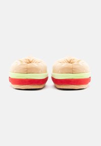 Plush slippers designet som en hamburger, med en tan top bun, grønne og røde accenter, og en blød tekstur, samt en flad sort sål.