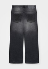 Σκούρο γκρι τζιν με φαρδιά γραμμή. Διαθέτουν πίσω τσέπες και διακριτική ξεθώριαση. Περιλαμβάνουν ετικέτα μέσης με υφή.