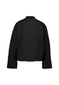 Zwarte cropped pufferjack met een geribde kraag, lange mouwen en een gladde stof. Eenvoudig ontwerp zonder zichtbare logo's of versieringen.