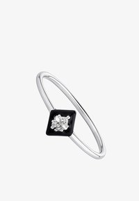 Anillo de plata con una banda delgada, que presenta un acento cuadrado negro adornado con un grupo de pequeñas gemas claras en el centro.