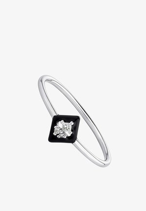Anillo de plata con una banda delgada, que presenta un acento cuadrado negro adornado con un grupo de pequeñas gemas claras en el centro.