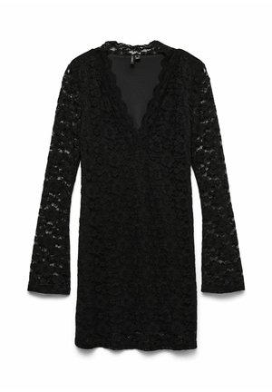 Melna mežģīņu kleita ar garām piedurknēm, V-veida izgriezumu, ziedu rakstu, viļņotām malām un plūstošu siluetu. Teksturēta auduma piešķir dizainam dziļumu.