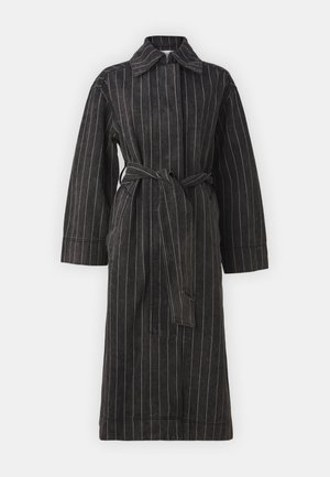 Manteau long noir à rayures avec col, ceinture à nouer à l'avant et manches longues. Fabriqué dans un tissu texturé avec des rayures verticales blanches.