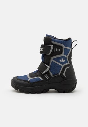 Botte d'extérieur bleue et noire avec une tige texturée, deux sangles Velcro réglables et une semelle robuste avec des crampons proéminents pour une meilleure adhérence.