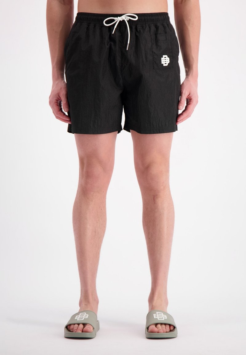 Zwarte zwemshorts met elastische tailleband en trekkoord, voorzien van een zijzak en een witte logotrim aan de voorkant links. Glad materiaal.
