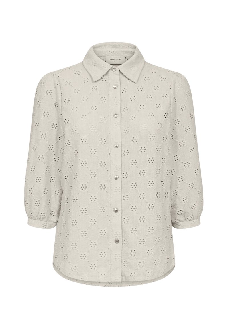 Lichtgrijze blouse met een knoopsluiting aan de voorkant, oogjespatroon en ballonmouwen. Heeft een klassieke kraag en parelachtige knopen.