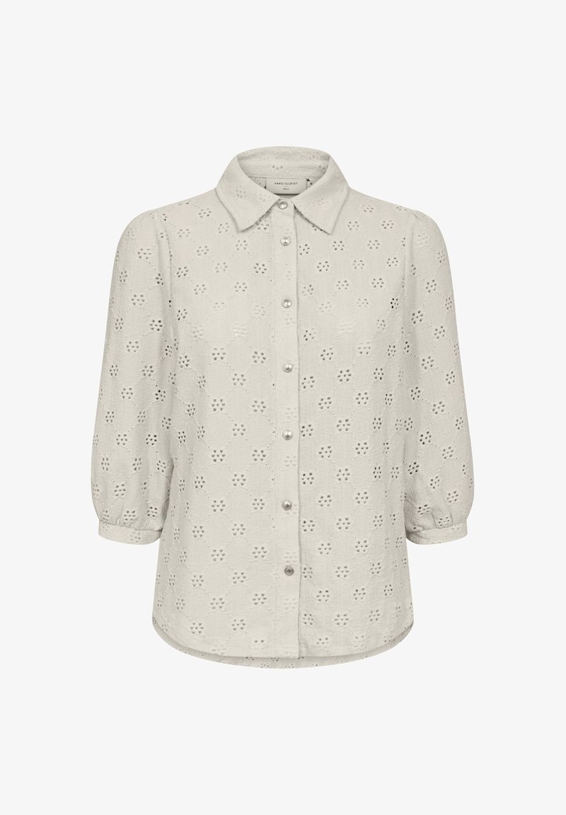 Lichtgrijze blouse met een knoopsluiting aan de voorkant, oogjespatroon en ballonmouwen. Heeft een klassieke kraag en parelachtige knopen.