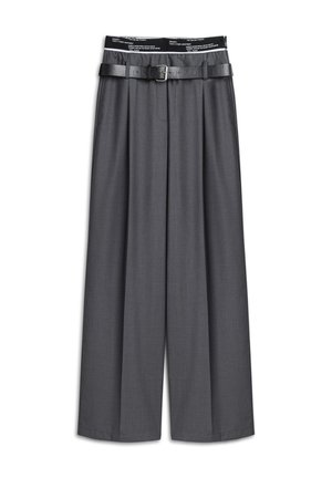 Pantalones de pierna ancha en gris con un diseño ajustado, que cuentan con un cinturón negro con una hebilla de plata y un tejido texturizado.