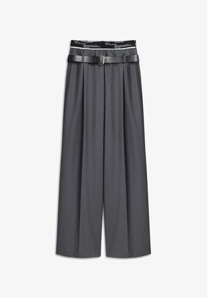 Pantalons gris à jambes larges avec un design ajusté, présentant une ceinture noire avec une boucle en argent et un tissu texturé.