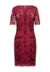 Robe rouge foncé jusqu'aux genoux avec manches courtes, présentant des motifs complexes de dentelle tourbillonnante et une fermeture éclair au dos.