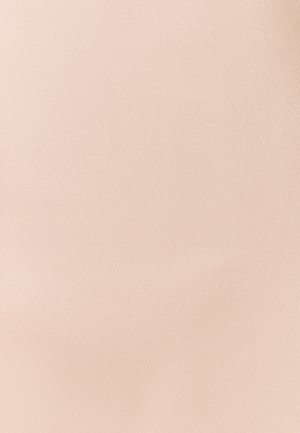 Ulični prodajalec naliva tekoči dušik v skodelico blizu živega razstave pisanih šopkov cvetja na tlakovani ulici.