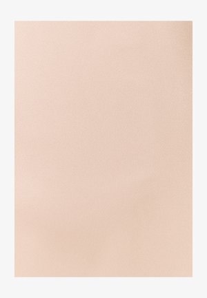 Ulični prodajalec naliva tekoči dušik v skodelico blizu živega razstave pisanih šopkov cvetja na tlakovani ulici.