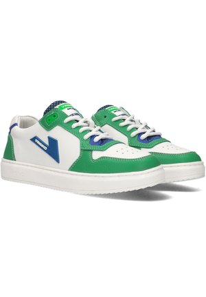 Witte, groene en blauwe sneakers met leren bovenkant, getextureerde veters, geperforeerde neus en logo-detail op de zijkant. Rubberen zool.
