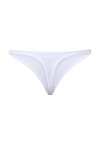 String blanc avec une texture lisse et une couverture minimale. Présente un design simple avec une ceinture étroite et un marquage subtil.