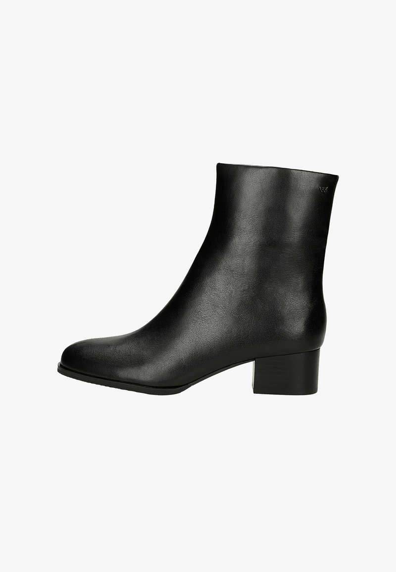 Czarne skórzane botki za kostkę z okrągłym noskiem, gładką teksturą i średniej wysokości obcasem w kształcie bloku. Brak widocznych elementów metalowych i wzorów.