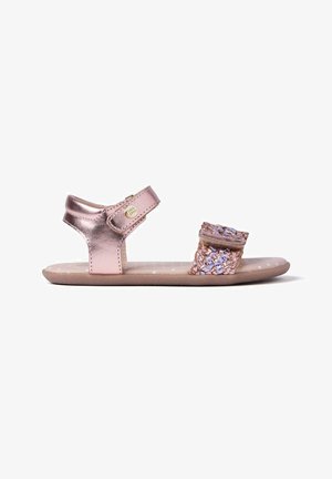 Sandali in oro rosa metallizzato con dettaglio intrecciato; suola piatta, cinturino regolabile e design interno punteggiato. Ideali per un look casual.