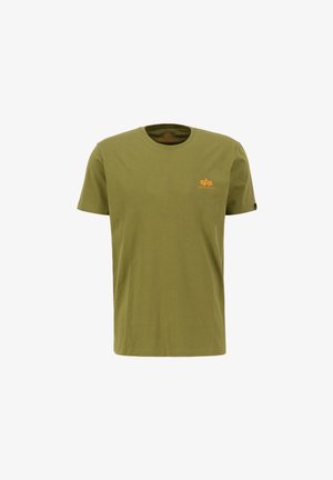 Maslinasto zelena pamučna majica s okruglim izrezom, kratkim rukavima i malim narančastim logom na prsima. Glatka tekstura, ležeran kroj.