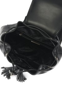 Musta nahkainen ämpärilaukku, jossa on nyörikiinnitys, kultasävyiset yksityiskohdat ja tupsukoristeet. Sisäpuolella on vetoketjullinen tasku ja logopäällyste.