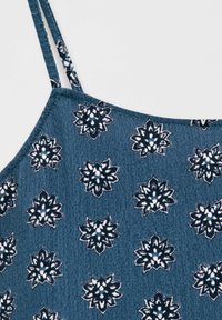 Sininen teksturoitu kangas, jossa on valkoisia ja mustia kukkakuvioita sekä ohuet kaksinkertaiset olkaimet vaatteessa.