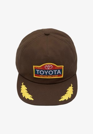 Brązowa czapka baseballowa z naszywką logo Toyoty i żółtymi haftowanymi wzorami liści na daszku.