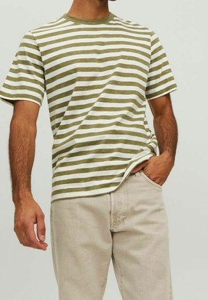 Gestreept t-shirt in olijfgroen en wit, korte mouwen, ronde hals, gemaakt van zachte stof. Draagt met lichte broek.