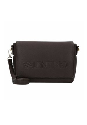 Bolso bandolera de cuero marrón oscuro con el logo "VALENTINO" en relieve, forma rectangular elegante, cierre de solapa y correa de hombro desmontable.