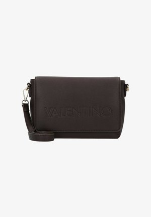 Bolso bandolera de cuero marrón oscuro con el logo "VALENTINO" en relieve, forma rectangular elegante, cierre de solapa y correa de hombro desmontable.