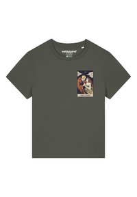 Olijfgroen T-shirt met een ronde hals, met een vintage-stijl grafiek van twee figuren op de voorkant, getiteld "DE MINNAARS" aan de onderkant.