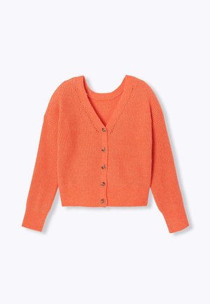 Cardigan à manches courtes et col en V en maille côtelée de couleur orange vif, avec cinq boutons en bois sur le devant et des poignets épais.