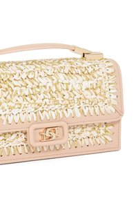 Geweven handtas in beige en goud, met een gevlochten textuur, leren afwerking, een klep-sluiting en een logo-sluiting. Compacte en gestructureerde vorm.