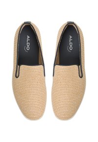 Beiga slip-on skor med en texturerad vävd överdel, kontrasterande mörkblå kant och en mjuk inredning. ALDO-logotyp på innersulan.