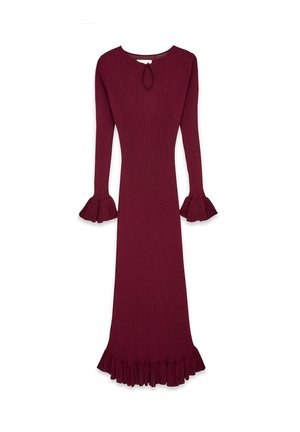 Robe bordeaux à côtes avec des manches longues, des poignets évasés et un ourlet froncé. Présente un détail de décolleté en trou de serrure. Texture lisse.
