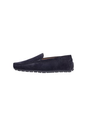 Mocassino in camoscio blu navy con suola di gomma e cuciture minimaliste, visto di lato.
