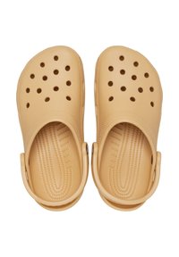 Beige Clogs aus leichtem Material, mit Belüftungsöffnungen, strukturiertem Fußbett und einem Rückenriemen für einen sicheren Sitz.