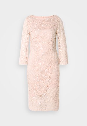 Lace kjole i lyserød med lange ærmer, dækket af palietter. Har en rund halsudskæring og en lynlåslukning bagpå. Glat, struktureret finish.