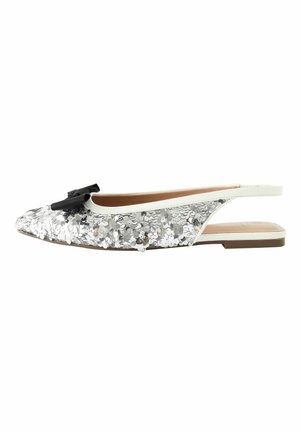 Ezüst flitteres slingback lapos cipő fekete masnival, lekerekített orral és bézs béléssel.