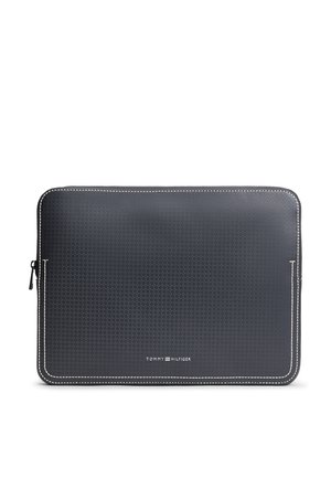 Czarna teksturowana prostokątna torba na laptopa z białymi przeszyciami i zamkiem po lewej stronie, logo "Tommy Hilfiger" wyśrodkowane na dole.