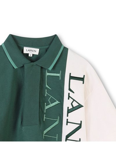 Groene en witte poloshirt van textiel met een textuur, voorzien van een kraag, geborduurd "LANVIN" in donkergroen, en een sportief ontwerp.