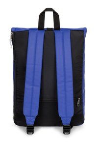 Blå och svart ryggsäck med vadderade remmar, blixtlåsfickor och ett handtag högst upp. Texturerat tyg. Platt design med kontrasterande färger.