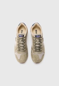 Ζευγάρι από μπεζ και ελιά πράσινα αθλητικά παπούτσια Blauer με κορδόνια, φαίνονται από πάνω σε ανοιχτό φόντο.