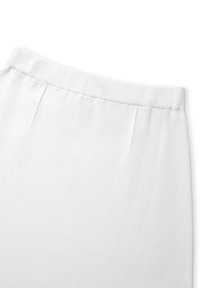 Weißer Stoffrock mit glatter Textur, elastischem Taillengummi und dezenten Paspelungen am oberen Rand. Keine sichtbaren Muster oder Beschläge.