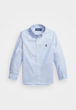 Camisa de manga larga a rayas verticales azul y blanca, con cuello abotonado y pequeño logotipo negro bordado en el pecho.
