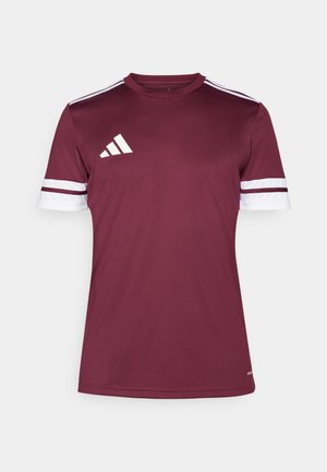 Camiseta deportiva burdeos de manga corta, con acentos de rayas blancas, cuello redondo y tres rayas blancas en el hombro. Fabricada con un tejido suave.
