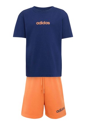 adidas Performance, CONJUNTO DE CAMISETA Y PANTALONES CORTOS ESSENTIALS UNISEX - Pantalón corto de deporte - azul marino naranja