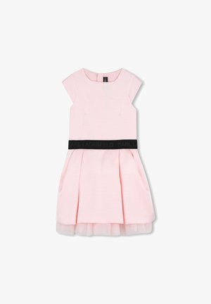 Różowa sukienka z krótkimi rękawami, rozkloszowaną spódnicą i czarnym paskiem z napisem "KARL LAGERFELD". Gładka tkanina z delikatną fakturą.