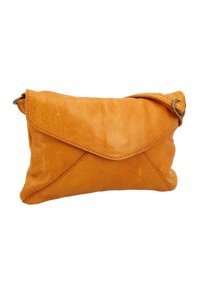 Tan leren envelop clutch met een gestructureerde afwerking, voorzien van een omvouwbare flap en een zijkantlus voor een riem. Compact en hoekig ontwerp.