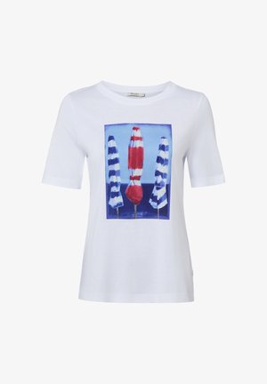 Weißes Hemd mit kurzen Ärmeln und einem Motiv von drei geschlossenen Strandsonnenschirmen in rot-blauen Streifen vor einem Hintergrund von blauem Himmel und Meer.