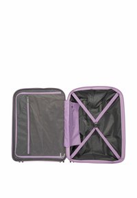 Harde koffer in lavendel met een grijze binnenkant. Kenmerken omvatten een interne ritszak en kruisende banden voor het beveiligen van de inhoud.