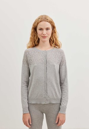 Grau gestrickte Strickjacke mit einem Spitzenmuster an den Schultern, Knopfverschluss vorne und gerippten Bündchen und Saum. Glatte Textur, mittlere Dicke.